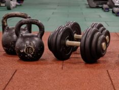 Kettlebells vs dumbells