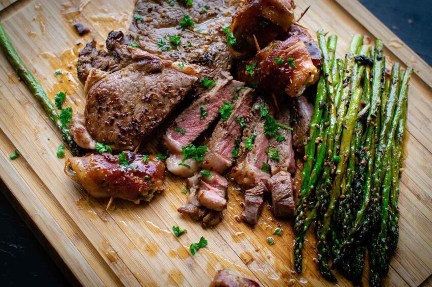 Steak with asparagus